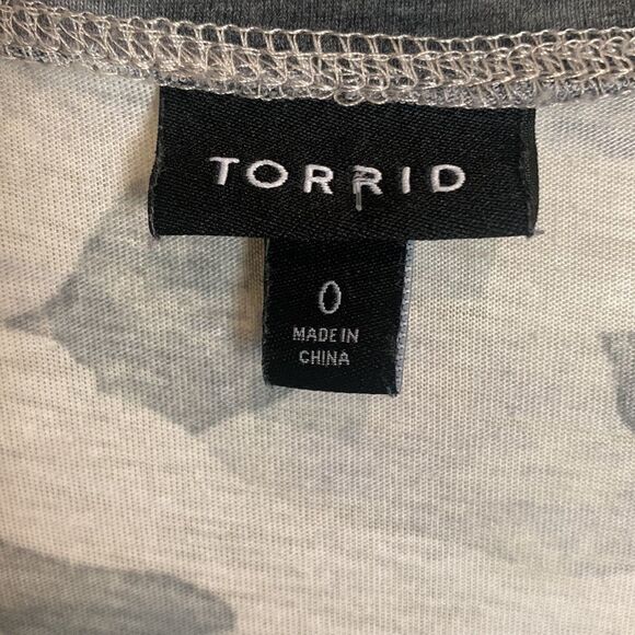 TORRID Camo V Neck Tee - Picture 2 of 3
